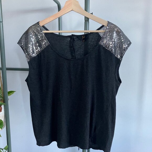 Sequin-shoulder scoopneck button-back tee in dark heathered grey - Picture 9 of 10
